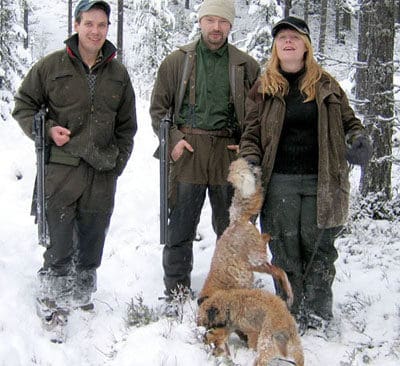 Visst behövs grytjaktshundar. Jalle Spånberg, Rasmus Boström och Anneli Göthesson med borderterriern Flisans första sprängda räv, som hon fick ett godkänt grytjaktprov på.