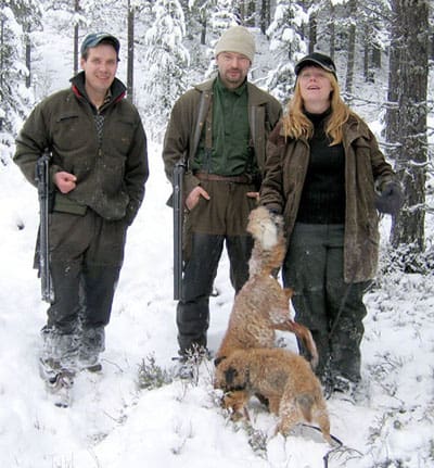 Visst behövs grytjaktshundar. Jalle Spånberg, Rasmus Boström och Anneli Göthesson med borderterriern Flisans första sprängda räv, som hon fick ett godkänt grytjaktprov på.