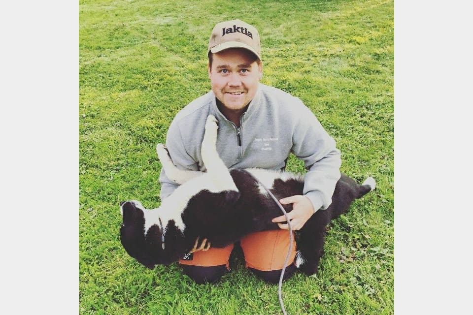 Gustav Bergman och hans unga karelska björnhund Oryx.