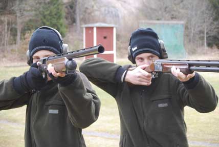 Det är dags att ha skjutprov med bland annat hagelvapen för att få jägarexamen, tycker företrädare för jägarna på Åland
