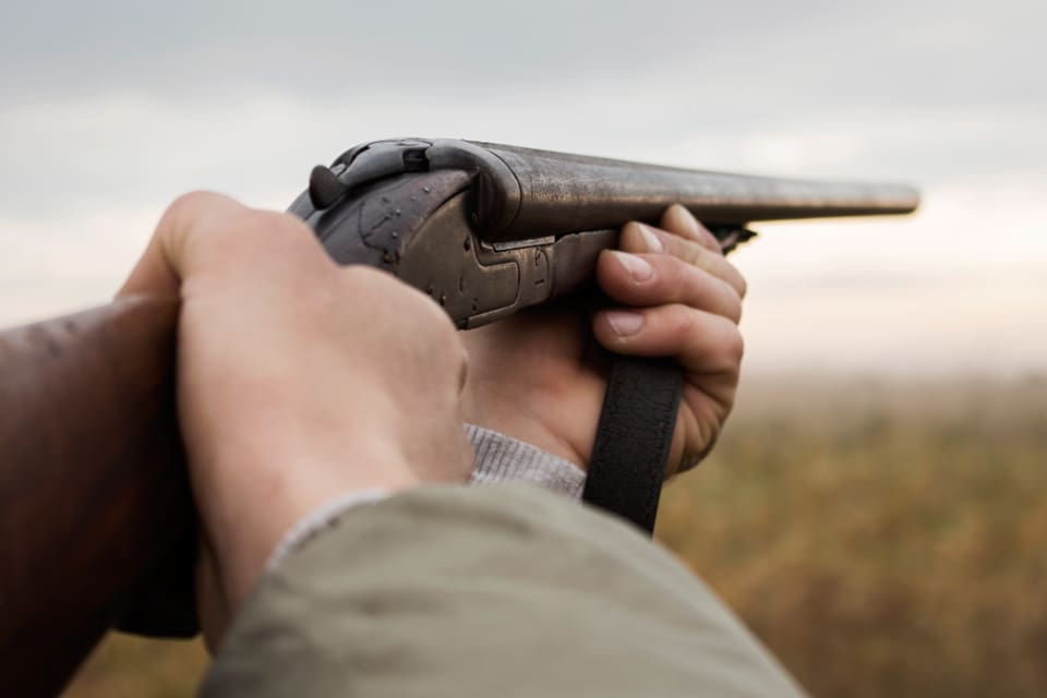 Nästan tre års väntan i lagföringen gör att en jägare från Riala slipper några månader i fängelse för vapenbrott, resonerar tingsrätten i Norrtälje. Mannen döms istället till böter på 4 000 kronor för att ha haft illegala jaktvapen.