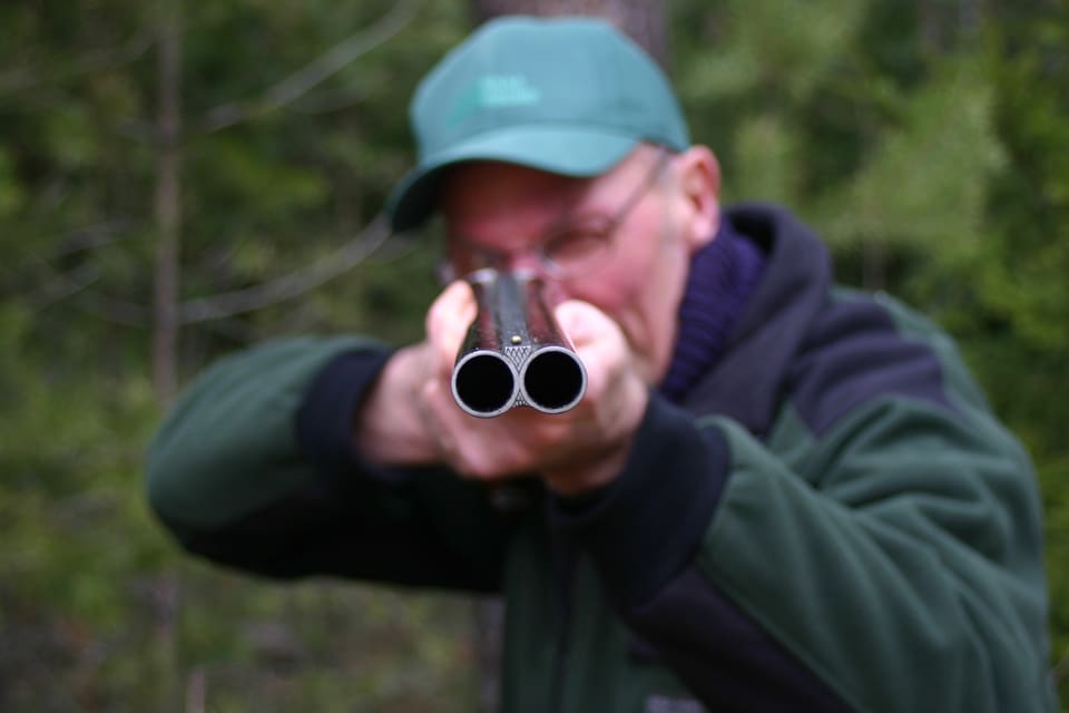 68-åringen på rävjakt trodde han sköt mot en vildkatt. Men hagel som studsade från grusvägen sårade en lös sällskapshund i bålen och i benet. Trots att hundägaren är nöjd med att få veterinärräkningen betald åtalas nu skytten för både jaktbrott och djurplågeri. (Arkivbild)