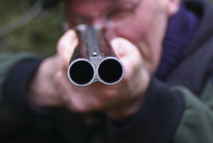 Under en kaninjakt blev en jägare, som stod bakom ett buskage, träffad av en hagelsalva. Den skjutne hade inte ställt sig enligt jaktledarens instruktioner, hävdar skyttens advokat. Räcker det för att fria skytten? (Arkivbild.)