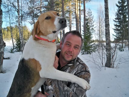 Håkan Johansson har kartlagt hur vargetableringen kring Sörsjön påverkat löshundsjakten. Den är snart ett minne blott, konstaterar han. Frågan är om fläckige rysstövaren Rune, som efterträtt vargargdödade Albin, kommer att få chansen att utvecklas som jakthund.