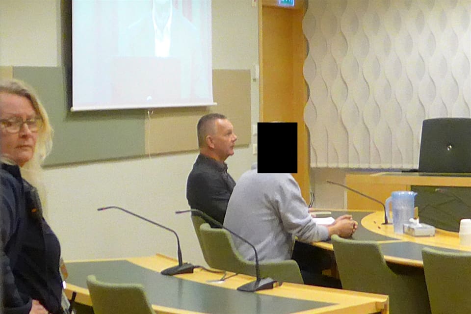 Advokat Per Svedlund med sin 59-årige klient under häktesförhandlingen