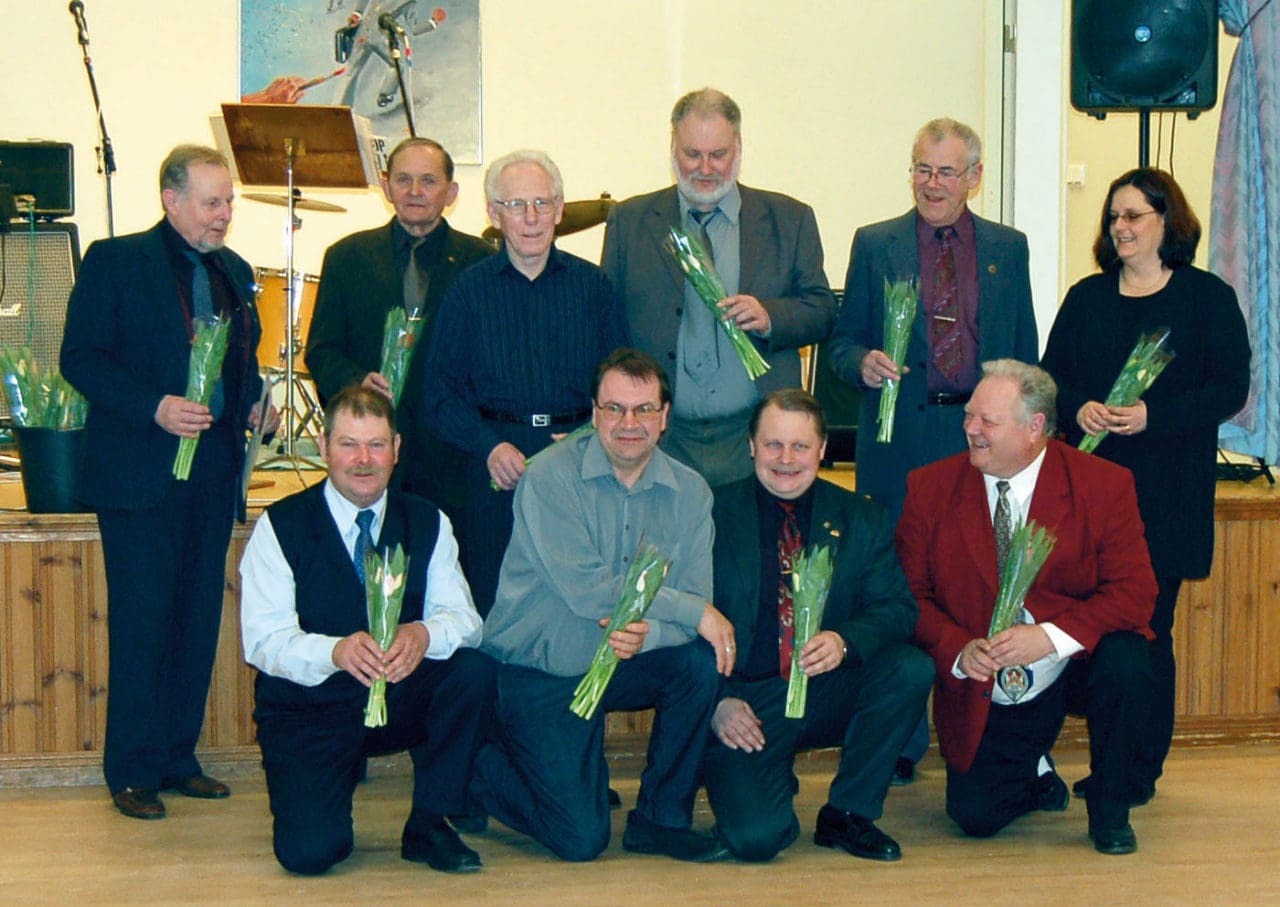 Veteranerna i JRF-avdelningen för Halmstad-Laholm hedrades med utmärkelser och blombuketter.
