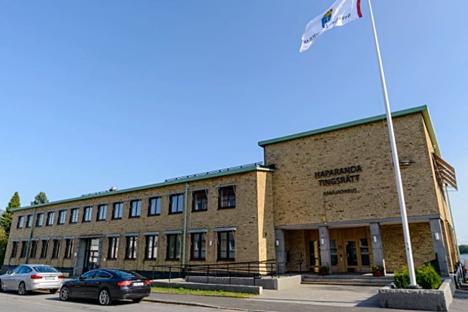 Två provledare kan få fängelsestraff efter rättegången i Haparanda tingsrätt om mutor för att utfärda fejkade jägarbevis. Minst 40 personer ska ha betalat för att få en godkänd jägarexamen.