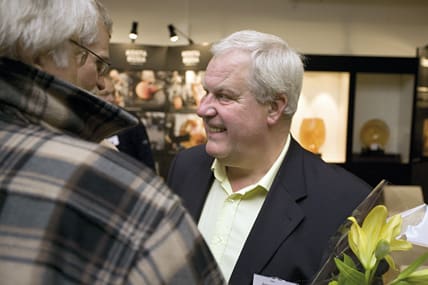 En rörd och glad Arne Karlsson blev hedersmedlem för sina insatser i JRF, både som tjänsteman och förtroendevald.