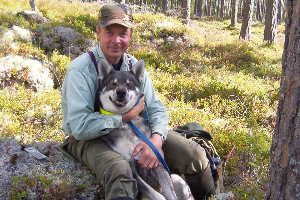 Även om åklagaren inte längre hävdar att någon varg sköts kvarstår misstankarna om grovt jaktbrott mot Karl Hedin.