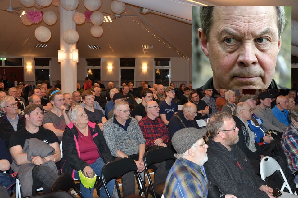 Karl Hedin får fullsatta lokaler på föredragsturnén Statskuppen. Bilden är från Vännäsby. Den 23 april är det Moras tur, där publiken får höra mer om jakten på jägarna och kampen mot DDR-samhället och olaglig telefonavlyssning. Att återinföra tjänstemannaansvaret är en lösning, enligt Karl Hedin.