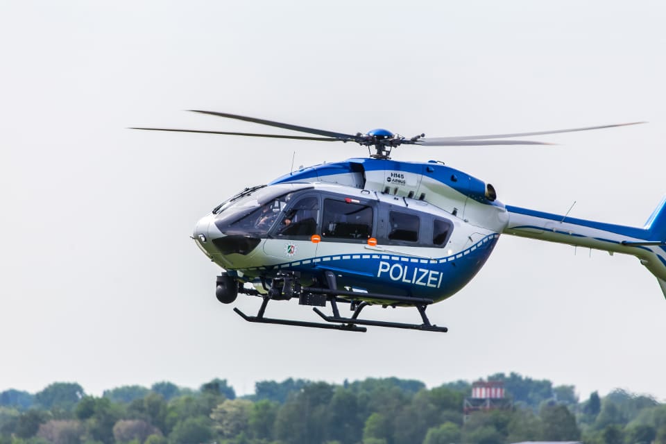 Flera polispatruller och en helikopter skickades ut till skogsområdet.