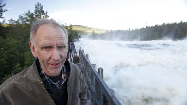 Henrik Tågmark, förste vice ordförande i Jägarnas Riksförbund, tycker att Naturvårdsverket kör över länsstyrelserna med beslutet att slopa licensjakten på varg i vinter.