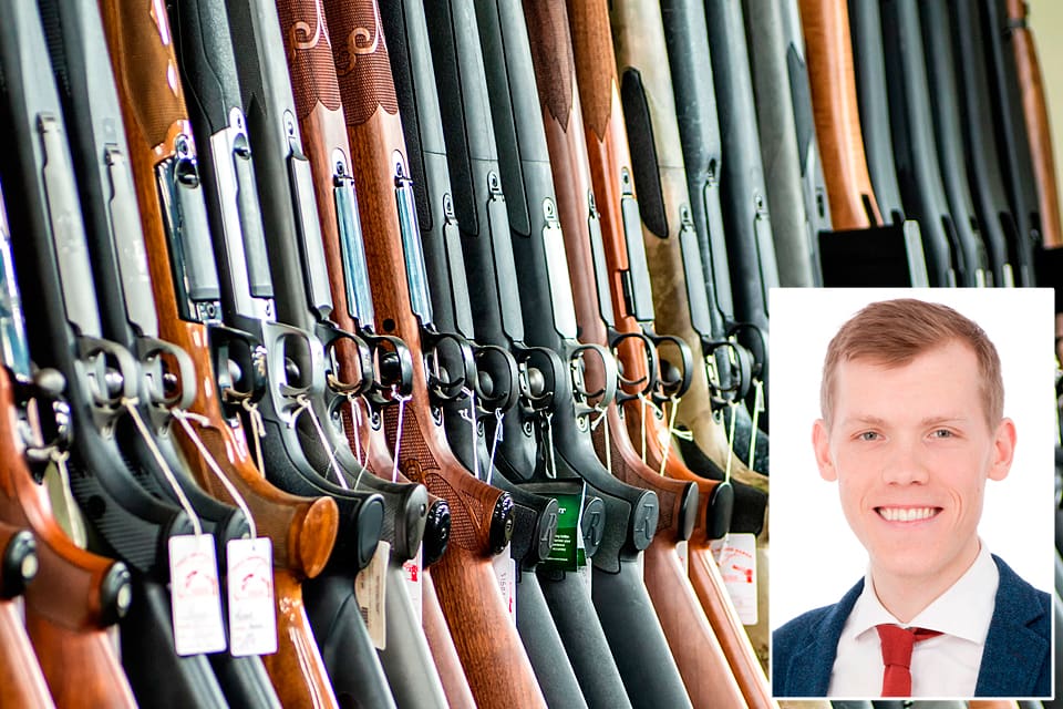 Johan Hultberg (M) är inte nöjd med Anders Ygemans (S) svar på den skritliga frågan om de oacceptabelt långa handläggningstiderna för vapenlicens. ”Det var inget nytt”, kommenterar Hultberg.