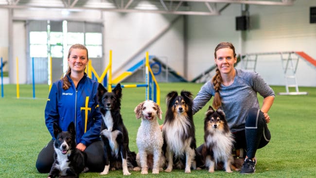 Cili Blomgren och Fanny Wendelström från Wellrum gillar den nya hundsporthallen i Hulukvarn Arena utanför Jönköping. Idag invigs en hundhall på 45x25 meter för bland annat agility, lydnad och nosework.