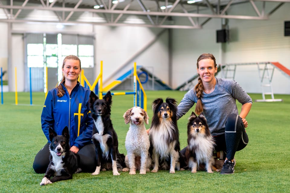 Cili Blomgren och Fanny Wendelström från Wellrum gillar den nya hundsporthallen i Hulukvarn Arena utanför Jönköping. Idag invigs en hundhall på 45x25 meter för bland annat agility, lydnad och nosework.