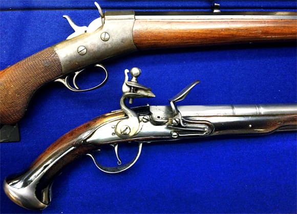 Detta är två av de vapen som donerats till Husqvarna Fabriksmuseum – den övre är enkelskottsbössan modell 17A och den undre är pistol modell 1716.