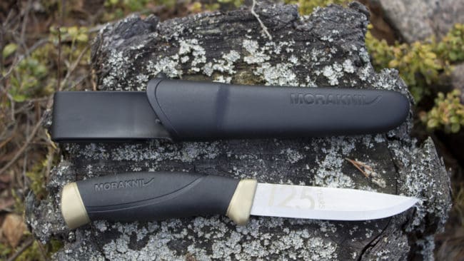 Speciellt framtagen jubileumsutgåva som endast finns tillgänglig under 2016. Guldfärgade holkar, svart handtag och svart knivslida. Bladet i rostfritt stål är enkelt att underhålla, samtidigt som det håller skärpan under lång tid.
