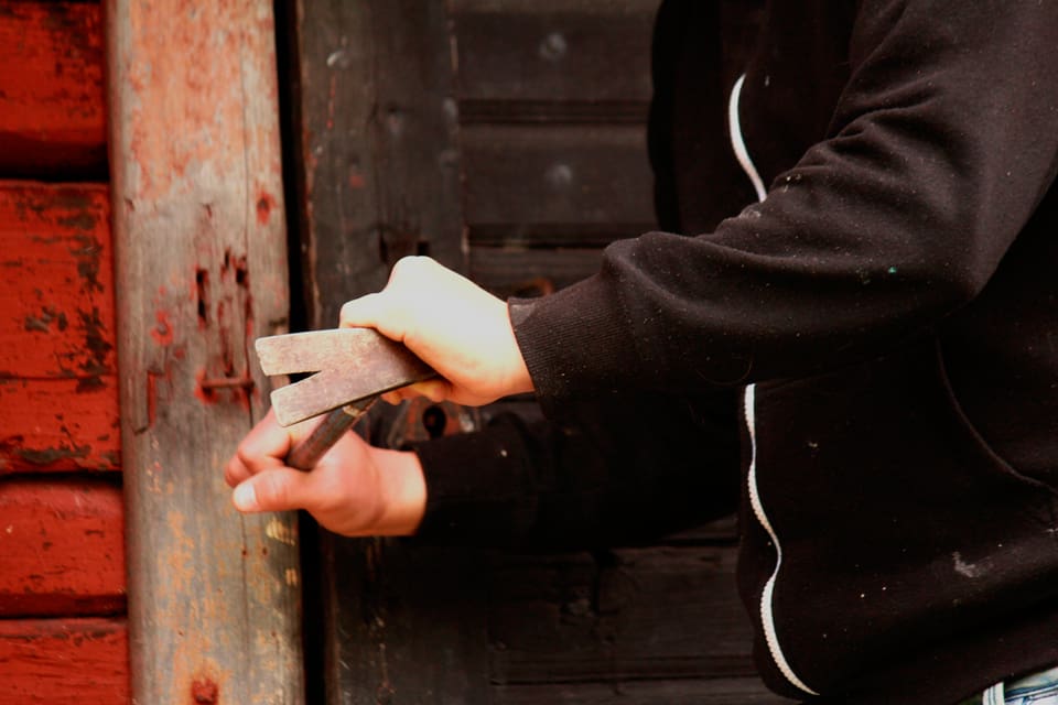 Det är bara under vissa förutsättningar som ett låst vapenskåp får ställas i ett garage eller i ett uthus. Om tjuvar slagit till kan det bli problem för vapenägaren om vapenförvaringen inte gått rätt till. (Arkivbild)