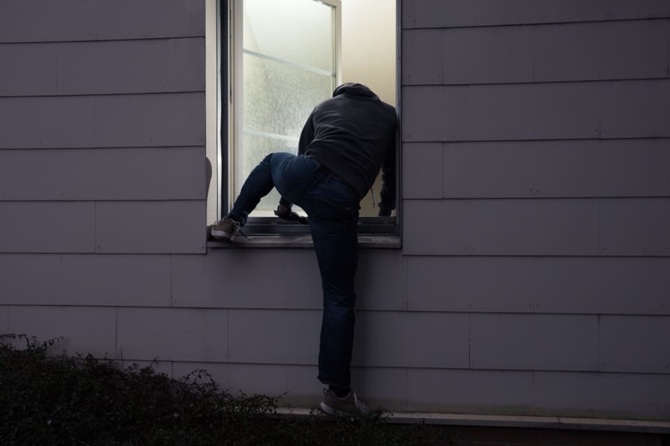 Två främmande maskerade personer befann sig i bostaden när en kvinna vaknade i morse i Askum, Sotenäs. (arkivbild)