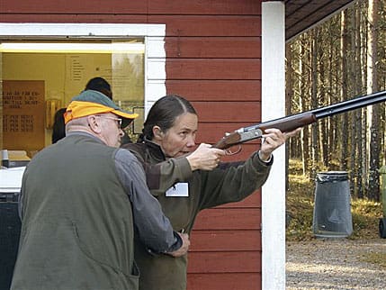 Sigge Steen instruerar för att skyttet med hagelgevär ska stämma bättre.