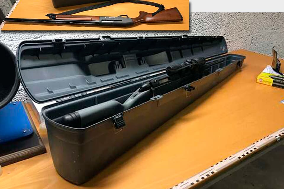 Göteborgaren fick 2011 licens på två jaktgevär, en Steyr Scout-studsare i kaliber .308 och ett halvautomatiskt hagelgevär, ATA Neo, i kaliber 12. Därefter åkte han ner till kriget i Syrien och umgicks med tunga IS-profiler efter återvändandet till Sverige.