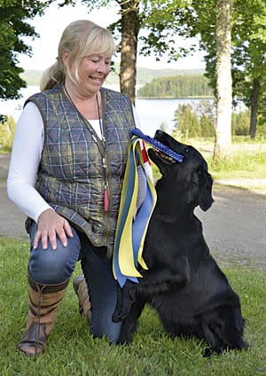 Flat coated retrievern Skattkammarens Isle of Islay vann och slog alla labradorer, här tillsammans med ägaren Karin Rankloo från Malmö.