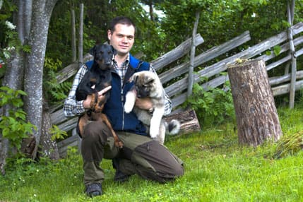 Vill att samhället betalar. Jacob Sandström vill att samhället betalar skyddsvästar till tyskterriern Zorro och gråhunden Kasper. I ett första svar säger länsstyrelsen nej.