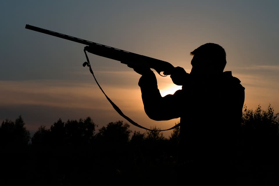 Drygt 60 medlemmar i ett viltvårdsområde i Söderhamn har varit med och jagat utan att varken stå på markägar- eller arrendatorsidan. Det innebär att föreningen hotas av upplösning.