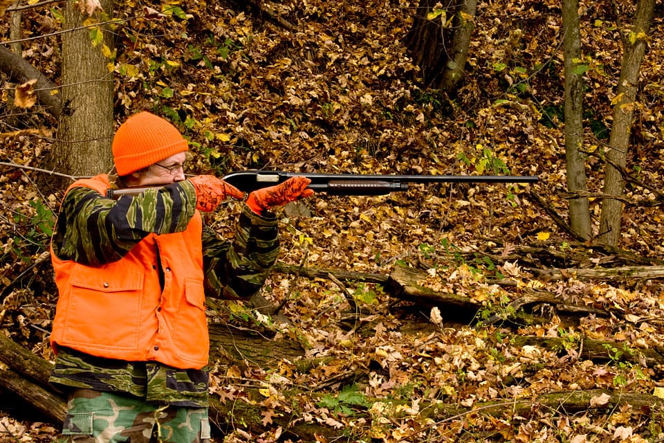 Jägarna i Pennsylvania måste genomgå en utbildning och bära orange varselfärg när de jagar. Kraven har minskat jaktolyckorna.