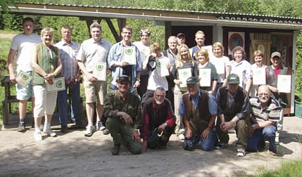 Jägarexamenselever, stående från vänster: Tommy Bergman, Anna Johansson, Sven Sundberg, Frank Hansson, Lennart Larsson, Henrik Johansson, Martin Larsson, Anders Walther, Janne Sandh, Erika Eriksson, Jimmy Kamperin, Anna Nordgren, Catrine Holmström, Caroline Bergman, Susanne Steinum och Erik Jacobsson. Knästående, provledare och funktionärer: Lennart Andersson, Jan Pettersson, Ivan Thorén, Sixten Backelin och Jonny Olsson.