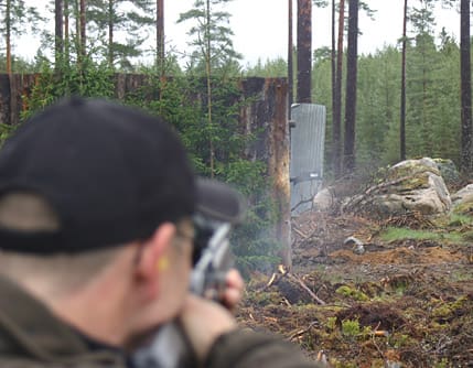 Fullträff. Stig Hedlund svingar hagelbössan och skickar iväg ett skott som ger full poäng – tio hagel i minkens träffområde.
