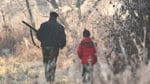 Ungdomar under 18 år får inte delta i jakt. Polens nya jaktlag ger dessutom förbud mot blyammunition och jakthundsträning. Jaktsabotörer kan inte straffas och ordföranden för Polens jägarorganisation kan avsättas av miljöministern.