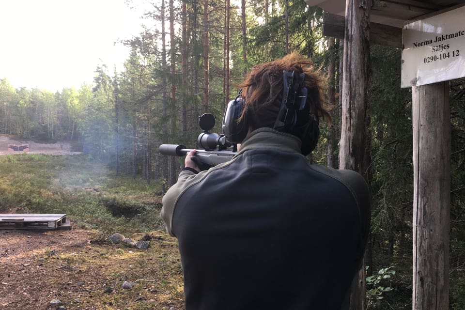 Inrikesminister Mikael Damberg (S) får stå till svars i riksdagen om Polismyndighetens planer på att förbjuda ”rörligt skytte” på skjutbanorna. Den nya författningssamlingen slår främst mot de dynamiska skyttarna, men även jägare som övar praktiskt jaktskytte på skjutbanan får hålla sig stilla i så fall.