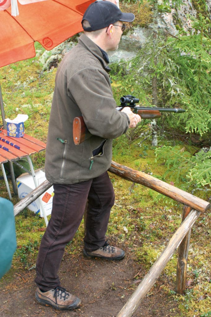 Förbjudet. Jaktstigar med blyhagel i bössorna genomförs med hjälp av dispenser. Nu behövs en ny dispens för att verksamheten ska fungera under 2007, anser Jägarnas Riksförbund.