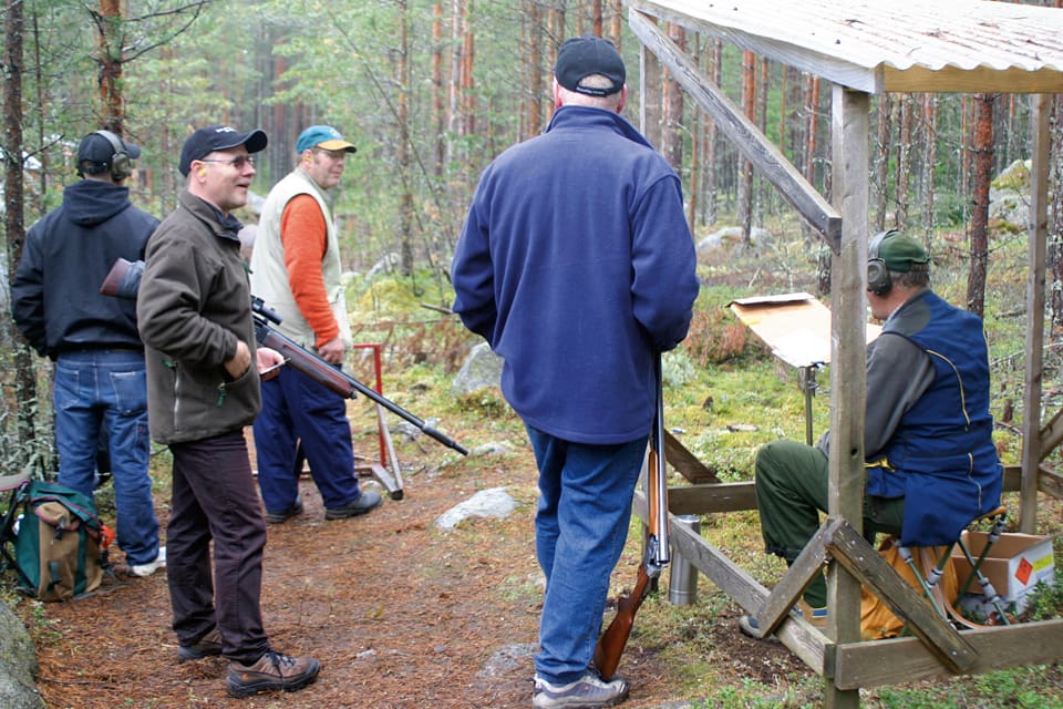 I den mån det ändå genomförs jaktskyttetävlingar rekommenderas deltagarna bland annat att hålla minst en armlängds avstånd från varandra vid skyttestationerna på grund av risken för coronasmitta.