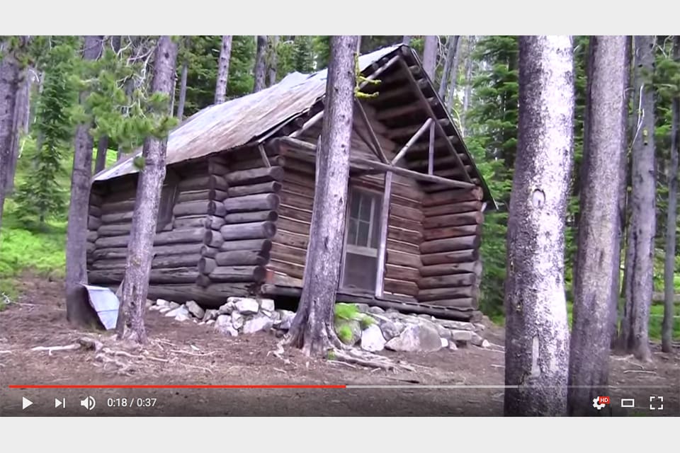 Den historiska jaktstugan som den såg ut innan den vandaliserades.