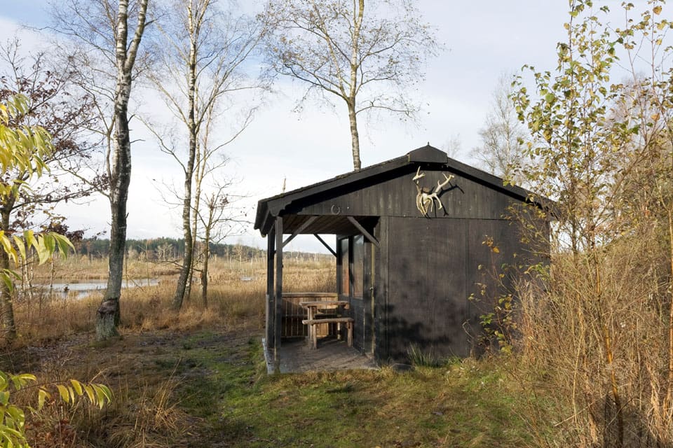 30-åringen misstänks inte bara för skadegörelse på jakttorn, utan också inbrott i jaktstugor och stöld av jaktutrustning.