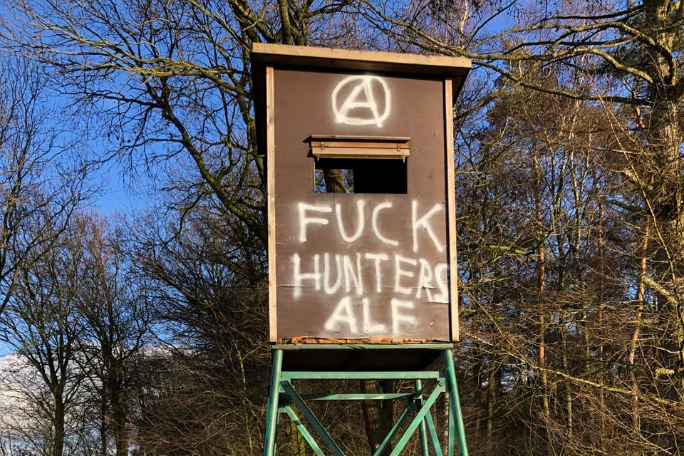 Ett av de jakttorn som vandaliserats i trakten av Lorup i Niedersachsen i Tyskland.
