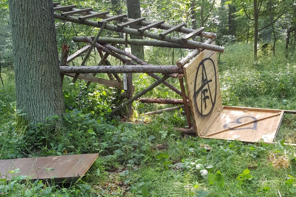 På vissa av de vandaliserade tornen har aktivisterna målat bokstäverna A.L.F., vilket kan uttolkas som Animal Liberation Front.
