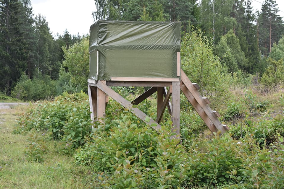 Trafikverket genomför nu en kampanj för att informera jägare om vilken trafikfara det innebär att placera jakttorn nära vägar.