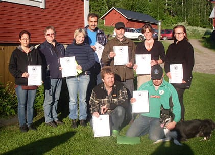 Åtta hundar med förare är nu färdiga eftersöksekipage efter att ha klarat kursen i Järnboås.