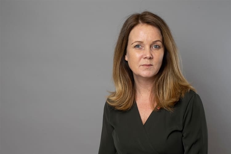 Landsbygdsminister Jennie Nilsson (S) lovar att regeringen ska se över både ersättningarna till rovdjursdrabbade renägare och hur miniminivåerna för antalet stora rovdjur ska avgöras.