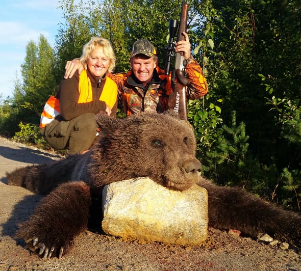 Lena och Jocke Smålänning med den björn han sköt under torsdagens jakt vid Färila.