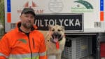 Eftersöksjägaren Johan Ström anser inte att det är lämpligt att anlägga en åtel 20-30 meter från en väg. Här ses han med lajkan Herrman.