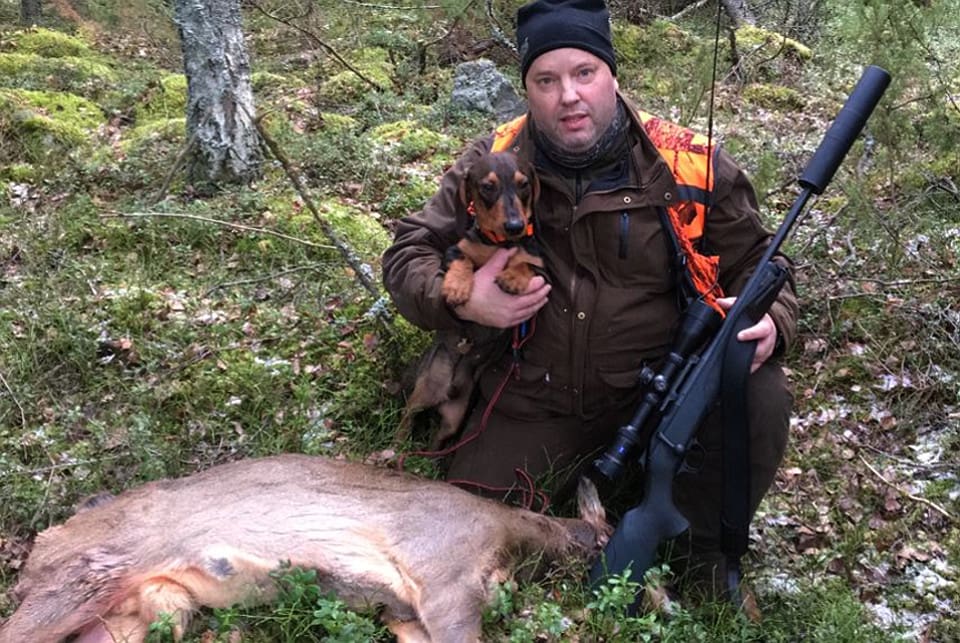 JRF Söderhamns ordförande Johnny Rosén och taxen Brage efter lyckad jakt.