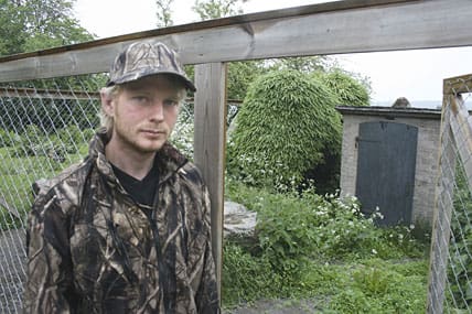 Hundgården står tom hemma hos Johnny Bergström. Natten mot den 7 juni dödades hans blandrashund vid ett eftersök på vildsvin. Besiktningsmannen tror att det var lo som dödade hunden.