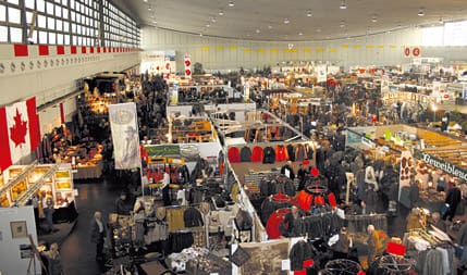 Välfylld hall. Överblicksbild över en av totalt sex hallar, som rymmer hundratals utställare.