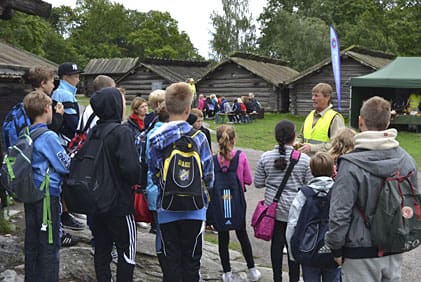 Jägarnas Riksförbund finns med på temadagarna Jorden & Skogen i stan på Skansen den 6-8 september. På bilden berättar Sivert Borup om jakt och viltvård för nyfikna skolbarn.