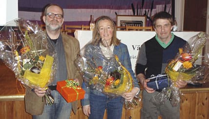 Blommor som tack. Karl-Axel Falk, Solveig Larsson och Leif Andersson avtackade efter årsmötet.