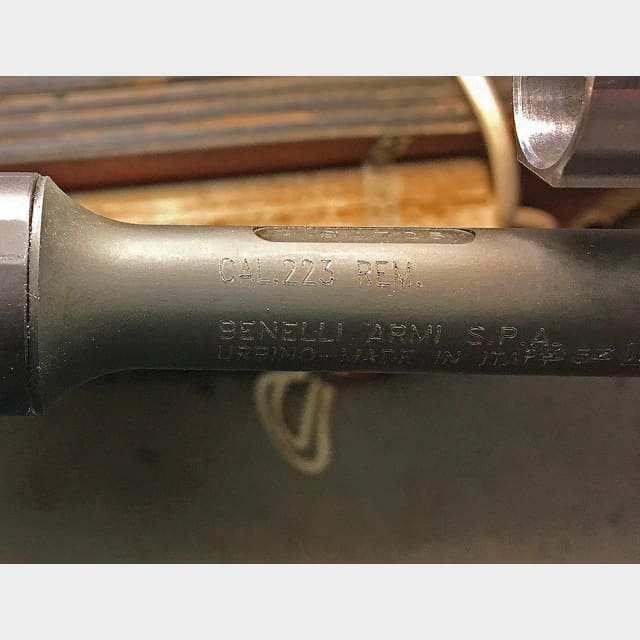 Tillverkaren anger vapnets kaliber till. 223 Remington, som är en civil patron. Polisen påstår att Benelli MR 1 är ett militärt vapen, men det stämmer inte.
